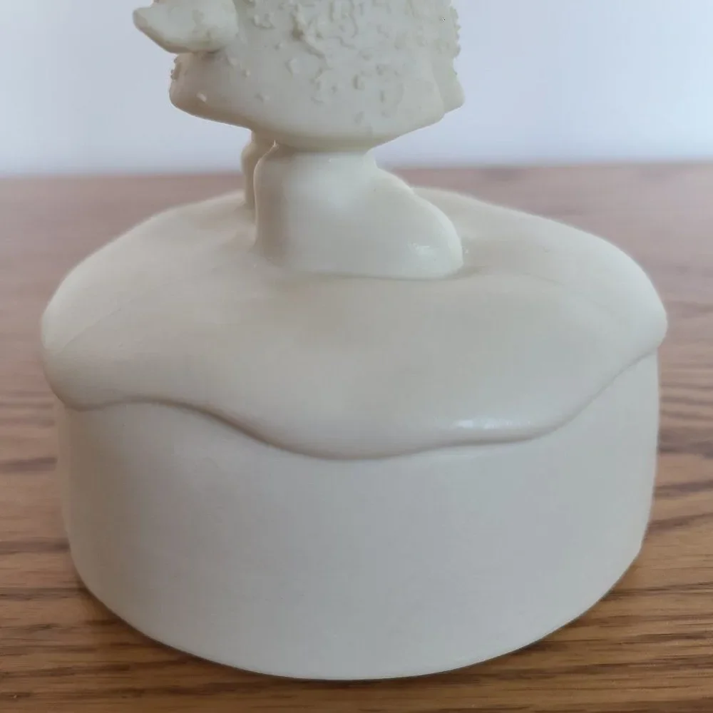 Porcelain Bisque Holiday Christmas Music Box Young Girl & Star 